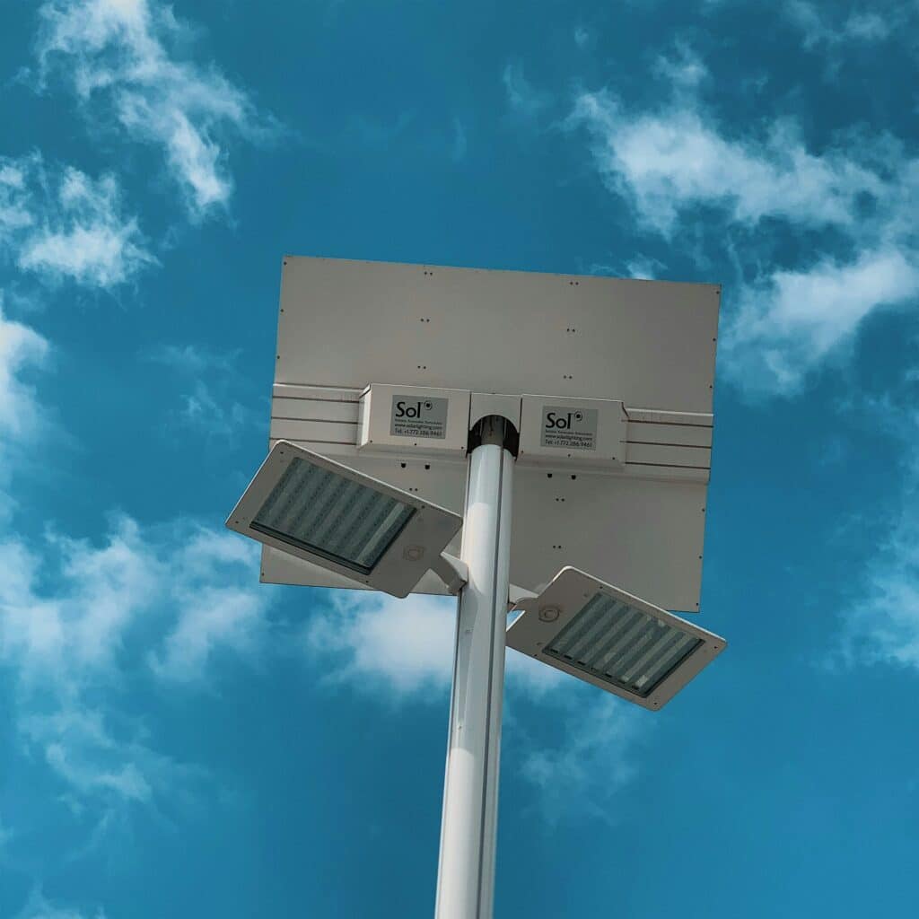 Éclairage Solaire Sol : Lampadaire LED Efficace & Renouvelable Lampadaire solaire Sol, panneaux photovoltaïques et LEDs, sous ciel bleu nuageux. Infos: solarlighting.com, Tel: +1.772.286.9461.
